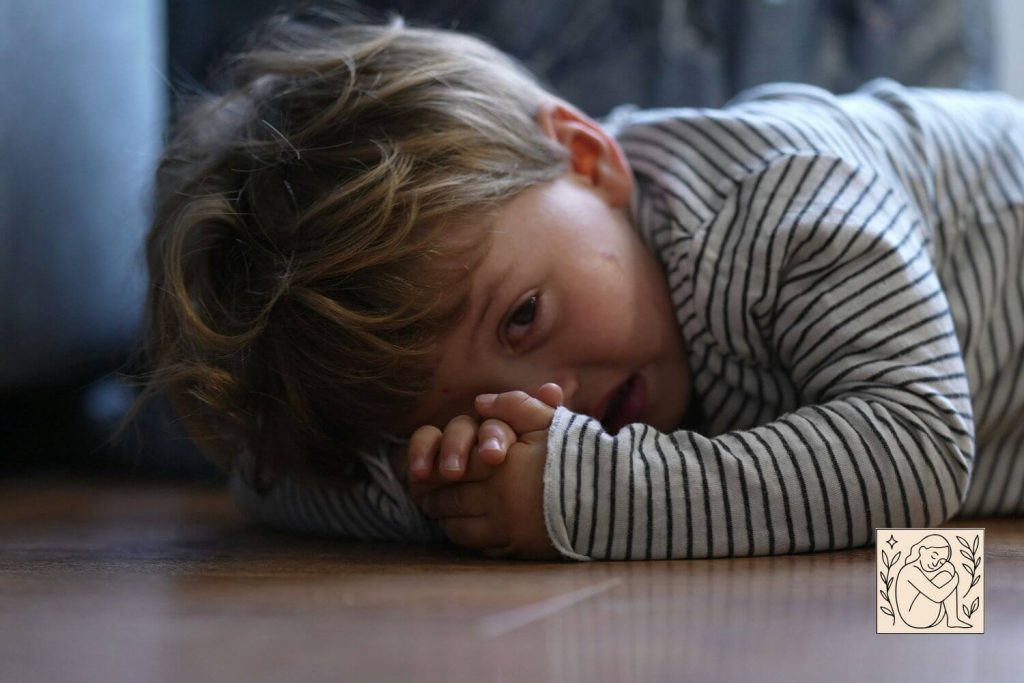 Foto de un niño tirado en el piso haciendo un berrinche